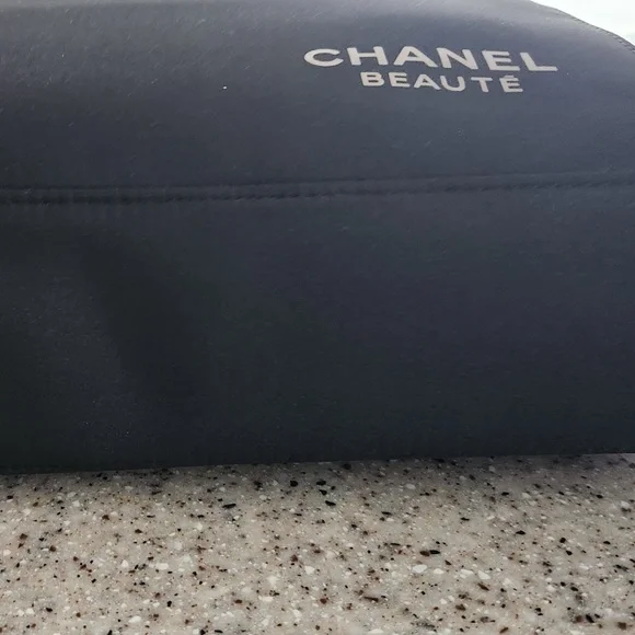 CHANEL Makeup Bag - Picture 3 of 10
